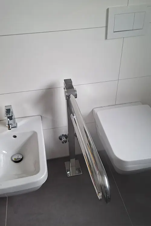 Sicherheits-Klappgriff für Bodenmontage zwischen Bidet und Wand-WC