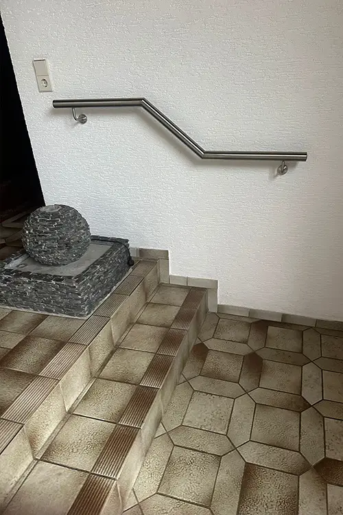 Handlauf an Treppe im Hausflur
